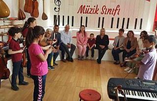 Protokol üyelerinin katılımıyla müzik sınıfı...