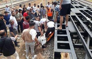 Raylardan geçerken trenin çarptığı genç kız...