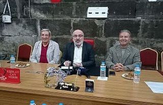 Rektör Karamustafa gençlerle çay-simit buluşmasında...