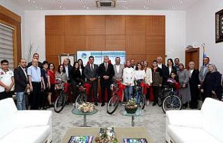 Resim yarışmasında dereceye giren öğrenciler...