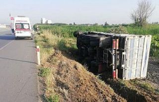Salihli’de kamyon tarlaya devrildi