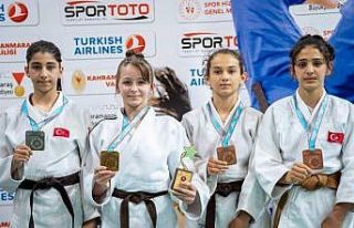 Salihlili judocular madalyalarla döndü