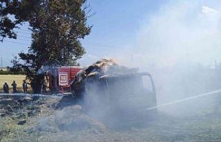 Saman yüklü kamyon yanarak kullanılamaz hale geldi