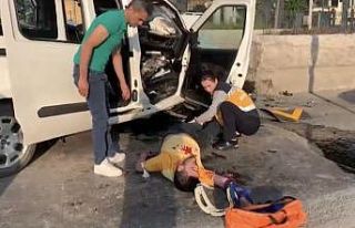 Samandra gişelerde araç beton bariyere çarptı:...