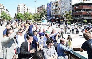 Şampiyon şehir turunda taraftarıyla buluştu