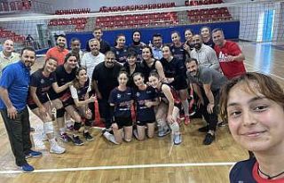 Sanatçılardan kadın voleybolculara moral ziyareti