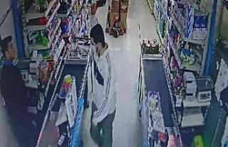 Satırlı, bıçaklı gaspçıyı market çalışanı...