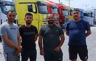 Sebze ve meyve taşıyan tırlar günlerdir Kapıkule’de...