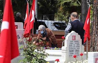 Şehitlikte buruk bayram