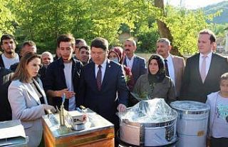 Sel mağduru olan köylüye arılı kovan verildi