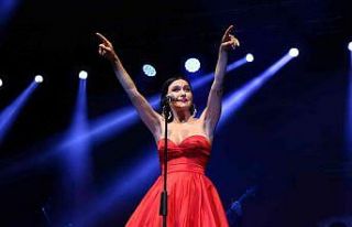 Şevval Sam, dans ve şarkılarıyla Samsunluları...