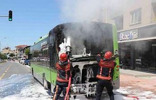 Seyir halindeki belediye otobüsü alev alev yandı