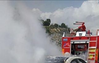 Seyir halindeki otomobil alev alev yandı