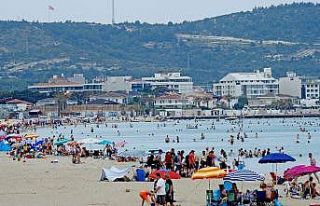 Sıcaklık arttı, tatilciler Çeşme’ye akın etti