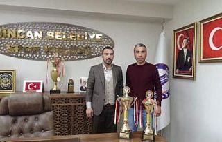 Sincan Belediyespor U16 ve U18 takımları gruplarını...