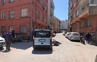 Sinop’ta hafif ticari araçla motosiklet çarpıştı:...