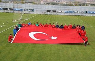 Sivasspor antrenmanda dev Türk bayrağı açtı