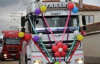 Şoförlerden sünnet çocuğu için tır konvoyu