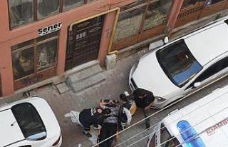 Sokak ortasında silahla vuruldu