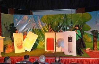 Sokak süpürgecilerinden farkındalık tiyatrosu