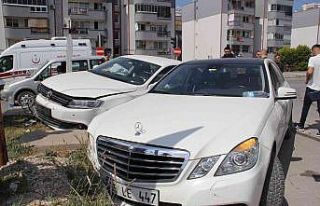 Söke’deki kazada iki araç refüje çıktı