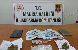 Şüphe üzerine durdurulan şahıslardan uyuşturucu...