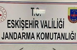 Şüpheli araçta kesici alet ve uyuşturucu bulundu