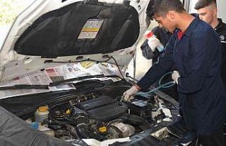 Susuz motor temizliği yapan liseliler mesleki tecrübe...