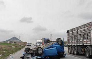 Takla atan otomobil yol ortasında ters dönerek durdu