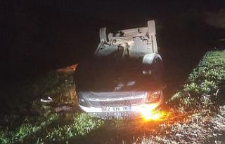 Takla atan otomobildeki 4 kişi yaralandı