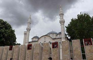 Tarihi cami avlusunda yapılan beton bloklar tartışma...