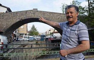 Tarihi köprü üzerindeki figürle dikkat çekiyor