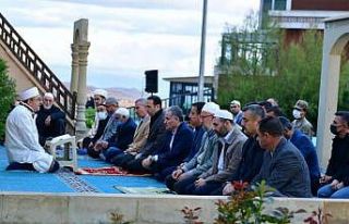 Tarihi namazgah alanı bayram namazında doldu taştı