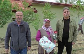 Tarlada çalışan annelerin Anneler Günü kutlandı