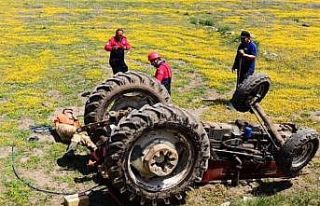 Tarlada çift süren traktör uçuruma yuvarlandı:...
