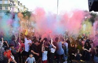 Tarsuslu gençler ’Renk Partisi’ ile doyasıya...