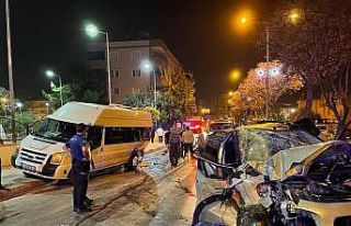 Tarsus’ta minibüsle otomobil çarpıştı: 3 yaralı