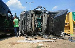 TEM’de bariyerlere çarpan hafriyat yüklü kamyon...