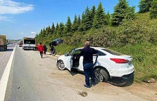 TEM’e düşen taş kazaya sebep oldu: 2 yaralı