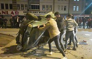 Ticari taksi ile çarpışan otomobil takla attı:...