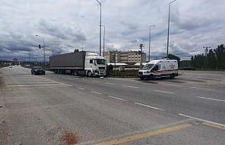 Tır, kırmızı ışıkta bekleyen otomobile arkadan...