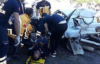 Tır, otomobili kağıt gibi ezdi: 1 ölü, 3 yaralı