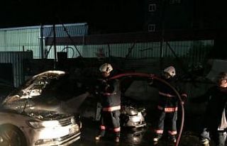 Tır pazarında çıkan yangında 3 araç zarar gördü