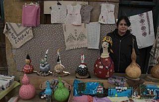 Topladığı su kabaklarını sanat eserine dönüştürüyor