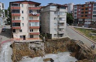 Toprak kayması sonucu tahliye edilen 2 bina sakinlerinin...