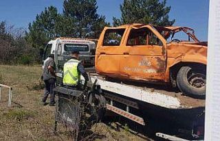 Trafik kazalarına hasarlı araçla dikkat çekiliyor