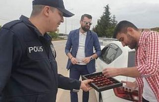 Trafik polislerinden ‘bayram şekerli’ denetim