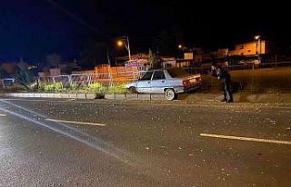 Turgutlu’da kontrolden çıkan otomobil refüje...