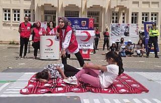 Türk Kızılay’dan öğrencilere ilk yardım eğitimi