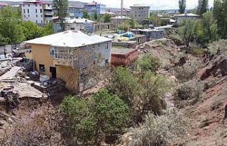 Tuzluca’da dere yatağındaki evler selde zarar...